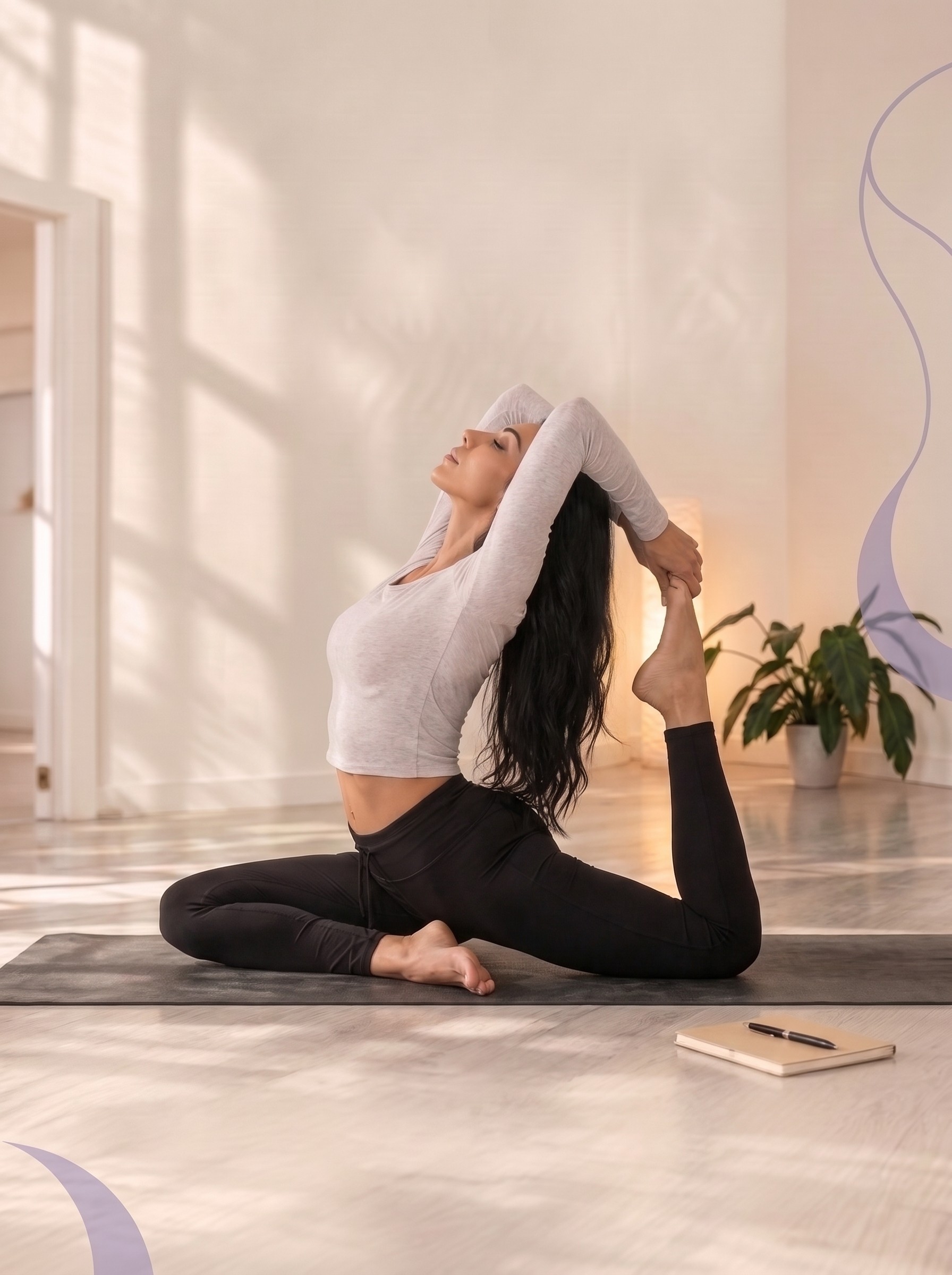 Ylka Tapia en la postura del rey paloma, de perfil, sujetando el pie trasero por encima de la cabeza, en una sala de yoga luminosa